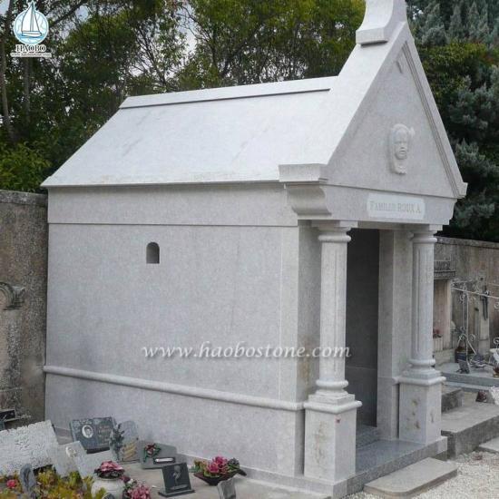 Lăng mộ gia đình được chạm khắc chữ thập bằng đá granit màu xám để hỏa táng
